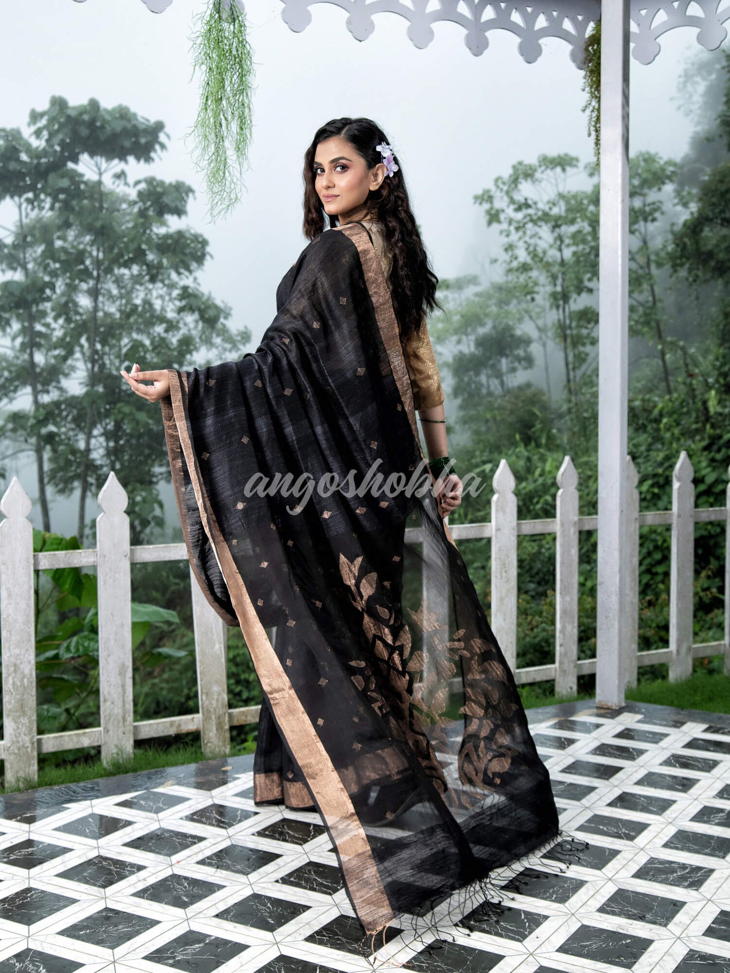 Black Matka Silk Light Golden Border Handwoven Saree