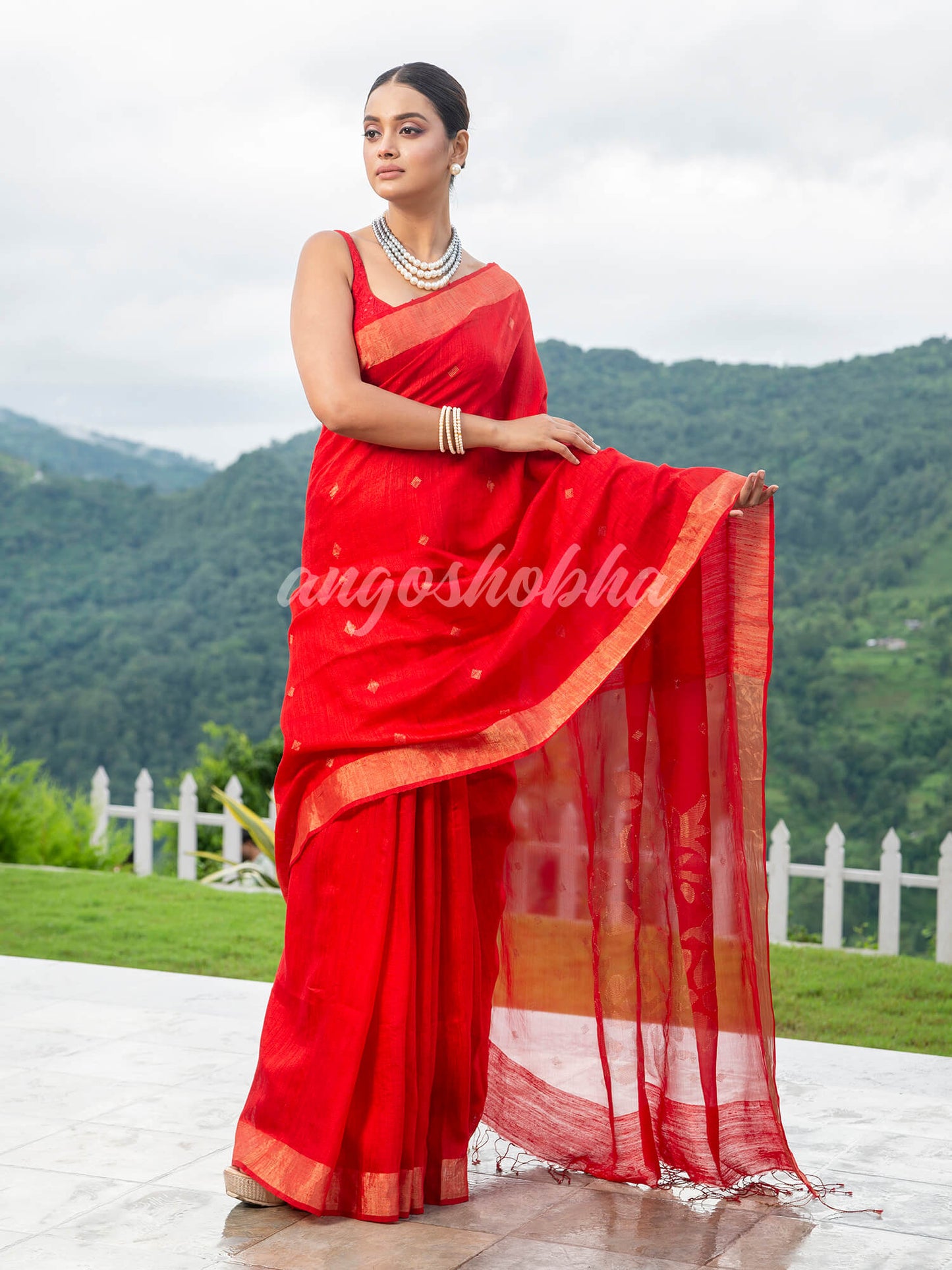 Red Matka Silk Light Golden Border Handwoven Saree