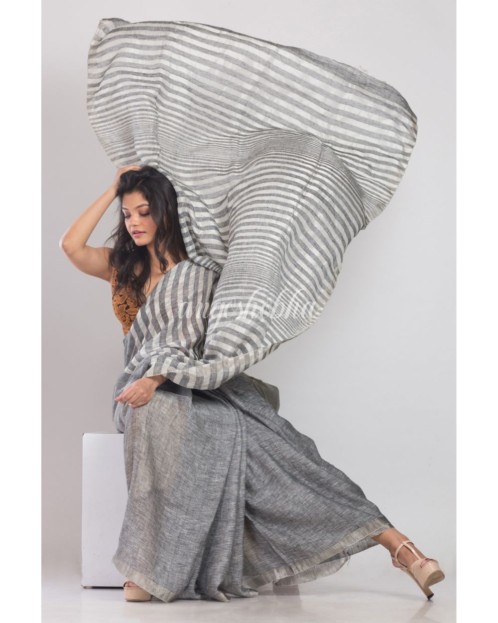 Grey Handwoven Linen Saree angoshobha