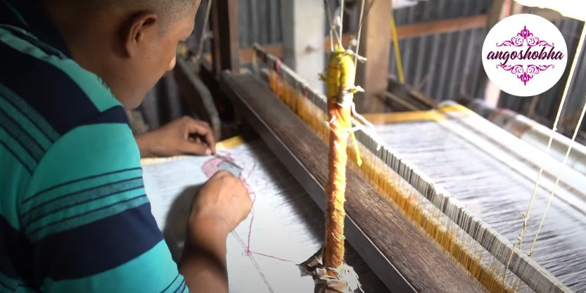 Load video: People working on Hand loom to making angoshobha saree